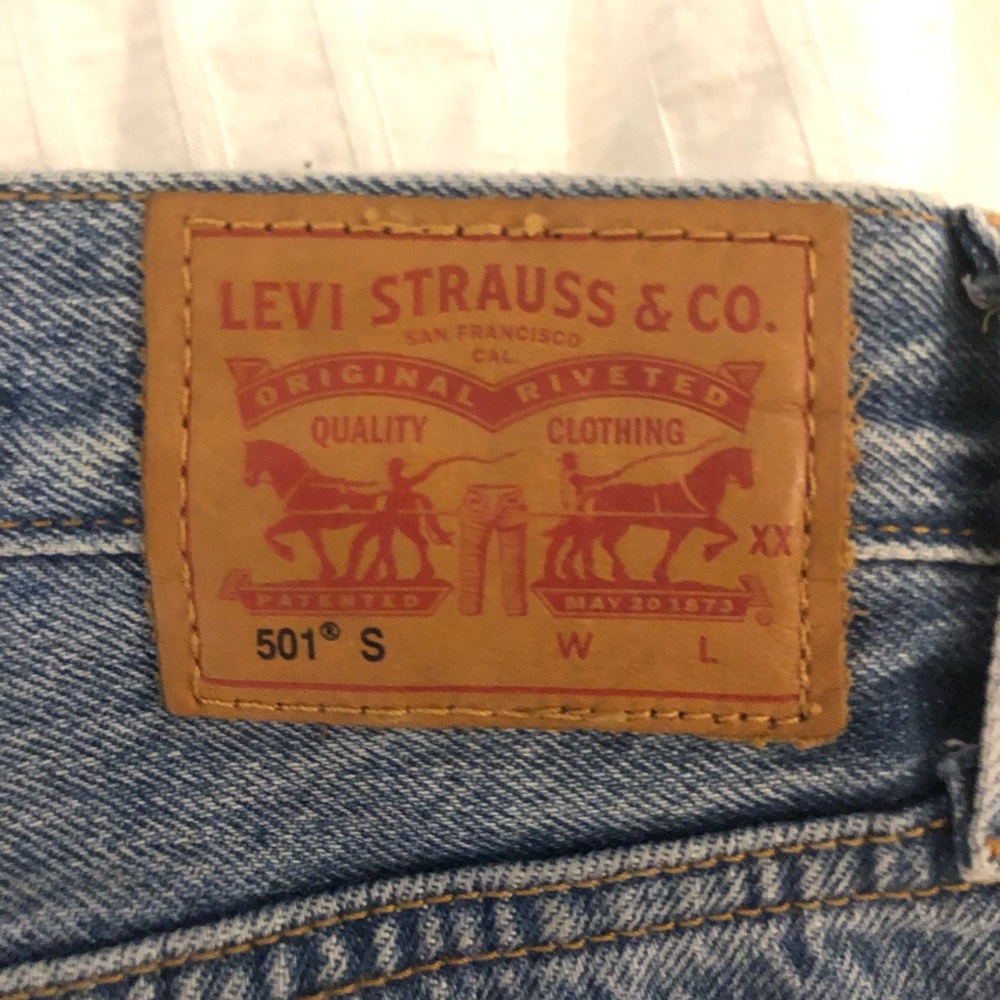 🎠LEVI’S🎠 DISTRESSED RIPPED JEANS NWOT - Picture 3 of 4